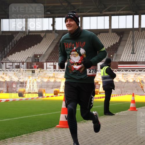08.12.2024 - St. Pauli X-Mass-Run No. 14 Yannick Fuchs http://msf.ph/oto/7479223 08.12.2024 10:02:16 Ziel 588, 838, 1784, 2780, 2817, 2965, 3255, 3304 meine-sportfotos.de