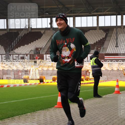 08.12.2024 - St. Pauli X-Mass-Run No. 14 Yannick Fuchs http://msf.ph/oto/7479227 08.12.2024 10:02:16 Ziel 588, 838, 1784, 2780, 2817, 2965, 3255, 3304 meine-sportfotos.de
