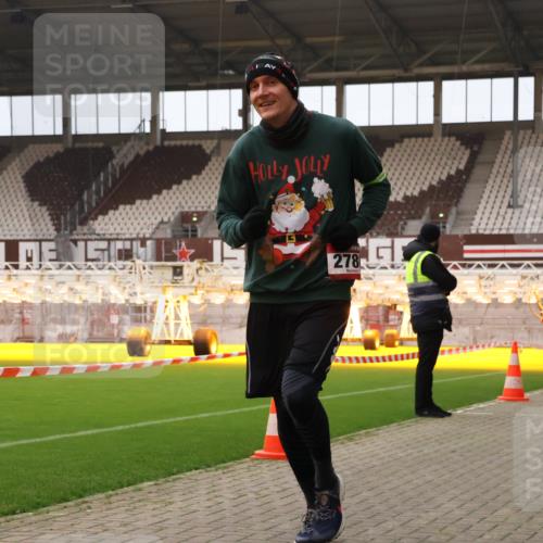 08.12.2024 - St. Pauli X-Mass-Run No. 14 Yannick Fuchs http://msf.ph/oto/7479230 08.12.2024 10:02:16 Ziel 588, 838, 1784, 2780, 2817, 2965, 3255, 3304 meine-sportfotos.de