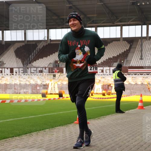 08.12.2024 - St. Pauli X-Mass-Run No. 14 Yannick Fuchs http://msf.ph/oto/7479234 08.12.2024 10:02:17 Ziel 588, 838, 1784, 2780, 2965, 3255, 3304 meine-sportfotos.de