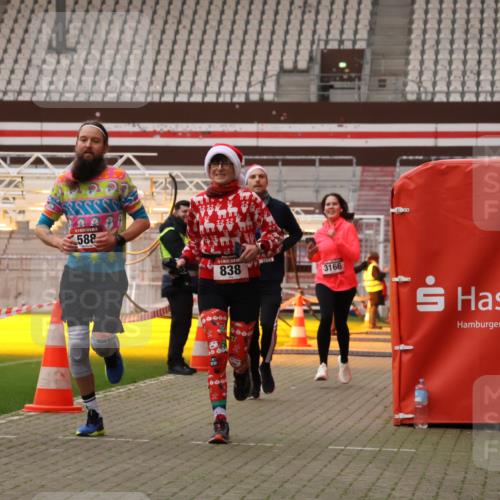 08.12.2024 - St. Pauli X-Mass-Run No. 14 Yannick Fuchs http://msf.ph/oto/7479250 08.12.2024 10:02:18 Ziel 479, 588, 838, 1784, 2780, 2965, 3255, 3304 meine-sportfotos.de