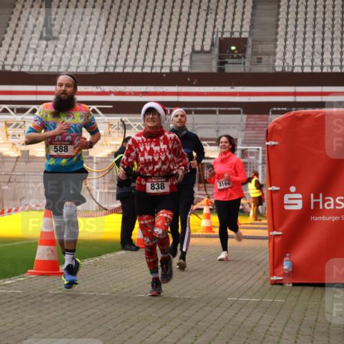 08.12.2024 - St. Pauli X-Mass-Run No. 14 Yannick Fuchs http://msf.ph/oto/7479255 08.12.2024 10:02:18 Ziel 479, 588, 838, 1784, 2780, 2965, 3255, 3304 meine-sportfotos.de