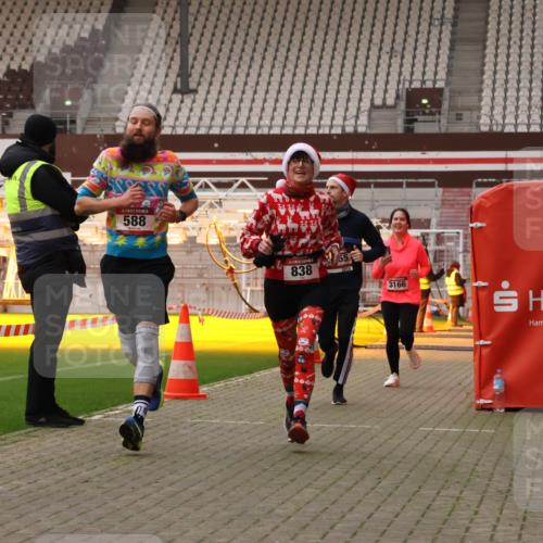 08.12.2024 - St. Pauli X-Mass-Run No. 14 Yannick Fuchs http://msf.ph/oto/7479267 08.12.2024 10:02:19 Ziel 479, 588, 838, 1784, 2780, 2965, 3255, 3304 meine-sportfotos.de