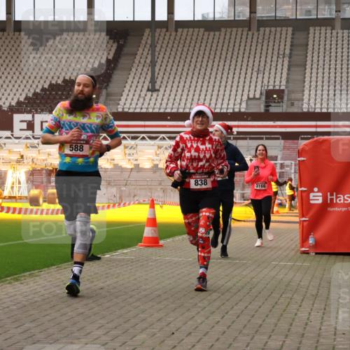 08.12.2024 - St. Pauli X-Mass-Run No. 14 Yannick Fuchs http://msf.ph/oto/7479271 08.12.2024 10:02:20 Ziel 479, 588, 838, 1784, 2780, 3255, 3304 meine-sportfotos.de