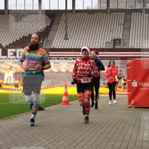 08.12.2024 - St. Pauli X-Mass-Run No. 14 Yannick Fuchs http://msf.ph/oto/7479274 08.12.2024 10:02:20 Ziel 479, 588, 838, 1784, 2780, 3255, 3304 meine-sportfotos.de
