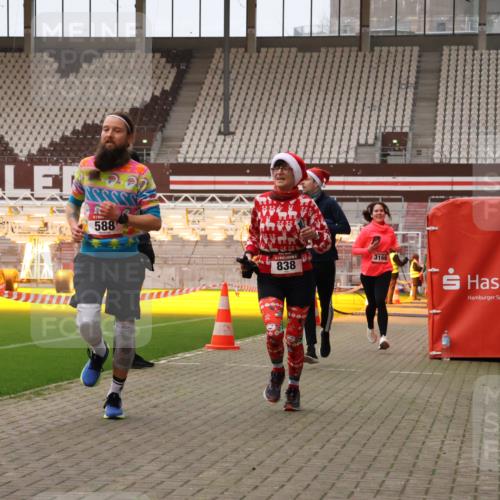 08.12.2024 - St. Pauli X-Mass-Run No. 14 Yannick Fuchs http://msf.ph/oto/7479276 08.12.2024 10:02:20 Ziel 479, 588, 838, 1784, 2780, 3255, 3304 meine-sportfotos.de