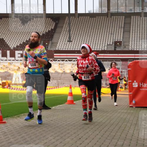 08.12.2024 - St. Pauli X-Mass-Run No. 14 Yannick Fuchs http://msf.ph/oto/7479281 08.12.2024 10:02:20 Ziel 479, 588, 838, 1784, 2780, 3255, 3304 meine-sportfotos.de