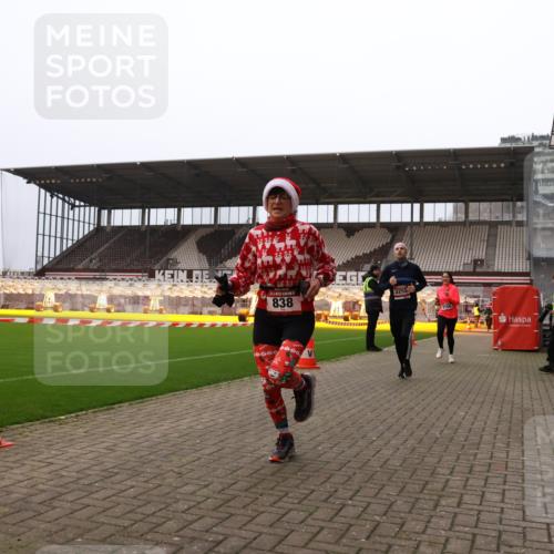 08.12.2024 - St. Pauli X-Mass-Run No. 14 Yannick Fuchs http://msf.ph/oto/7479327 08.12.2024 10:02:22 Ziel 479, 588, 838, 2780, 3255 meine-sportfotos.de