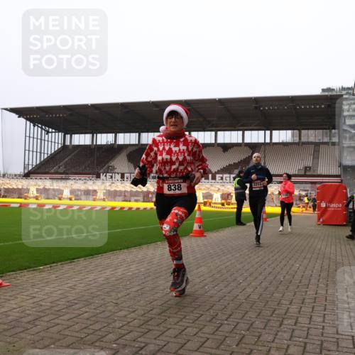 08.12.2024 - St. Pauli X-Mass-Run No. 14 Yannick Fuchs http://msf.ph/oto/7479332 08.12.2024 10:02:23 Ziel 479, 588, 838, 2780, 3255 meine-sportfotos.de