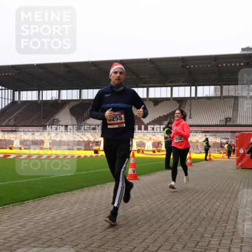 08.12.2024 - St. Pauli X-Mass-Run No. 14 Yannick Fuchs http://msf.ph/oto/7479348 08.12.2024 10:02:24 Ziel 479, 588, 838, 2780, 3255 meine-sportfotos.de