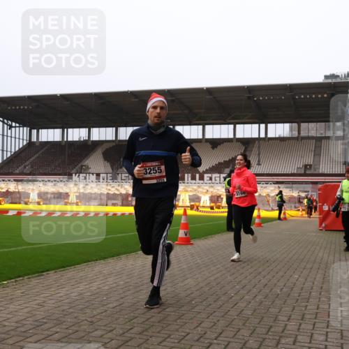 08.12.2024 - St. Pauli X-Mass-Run No. 14 Yannick Fuchs http://msf.ph/oto/7479352 08.12.2024 10:02:24 Ziel 479, 588, 838, 2780, 3255 meine-sportfotos.de