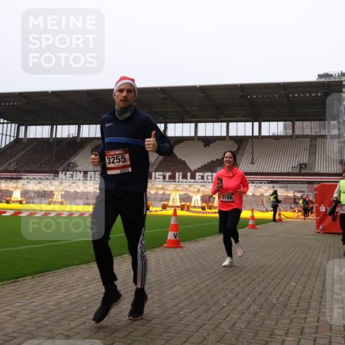 08.12.2024 - St. Pauli X-Mass-Run No. 14 Yannick Fuchs http://msf.ph/oto/7479358 08.12.2024 10:02:24 Ziel 479, 588, 838, 2780, 3255 meine-sportfotos.de