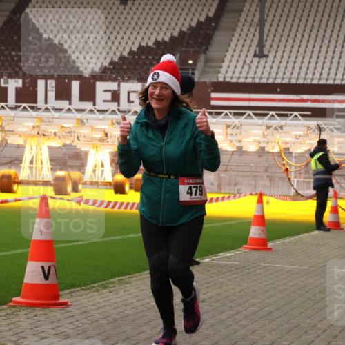 08.12.2024 - St. Pauli X-Mass-Run No. 14 Yannick Fuchs http://msf.ph/oto/7479412 08.12.2024 10:02:33 Ziel 187, 479, 604, 609, 1275, 2211, 2334, 2371, 2898 meine-sportfotos.de