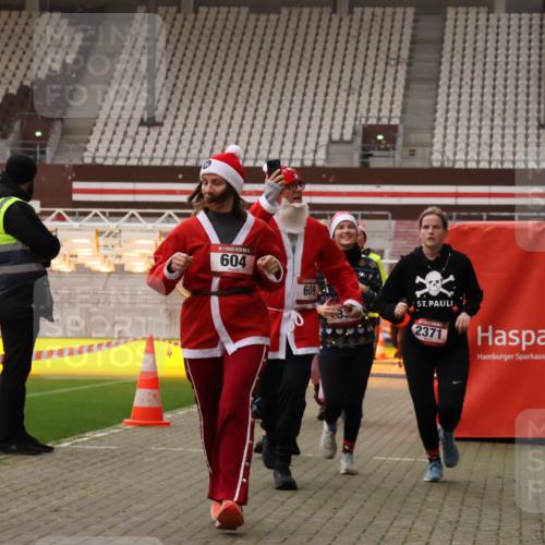 08.12.2024 - St. Pauli X-Mass-Run No. 14 Yannick Fuchs http://msf.ph/oto/7479488 08.12.2024 10:02:37 Ziel 187, 479, 604, 609, 1018, 1275, 2211, 2334, 2371, 2426, 2898, 3104, 3105 meine-sportfotos.de