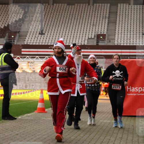 08.12.2024 - St. Pauli X-Mass-Run No. 14 Yannick Fuchs http://msf.ph/oto/7479491 08.12.2024 10:02:37 Ziel 187, 479, 604, 609, 1018, 1275, 2211, 2334, 2371, 2426, 2898, 3104, 3105 meine-sportfotos.de