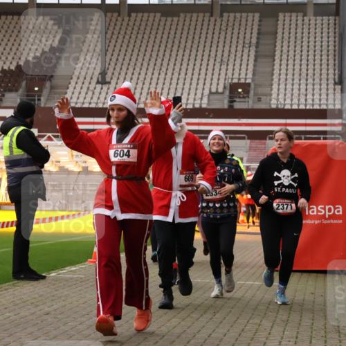 08.12.2024 - St. Pauli X-Mass-Run No. 14 Yannick Fuchs http://msf.ph/oto/7479494 08.12.2024 10:02:37 Ziel 187, 479, 604, 609, 1018, 1275, 2211, 2334, 2371, 2426, 2898, 3104, 3105 meine-sportfotos.de