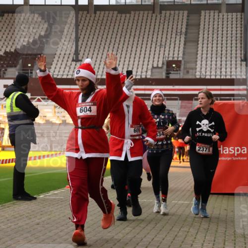 08.12.2024 - St. Pauli X-Mass-Run No. 14 Yannick Fuchs http://msf.ph/oto/7479497 08.12.2024 10:02:37 Ziel 187, 479, 604, 609, 1018, 1275, 2211, 2334, 2371, 2426, 2898, 3104, 3105 meine-sportfotos.de
