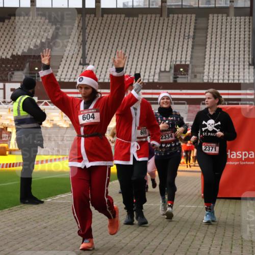 08.12.2024 - St. Pauli X-Mass-Run No. 14 Yannick Fuchs http://msf.ph/oto/7479501 08.12.2024 10:02:37 Ziel 187, 479, 604, 609, 1018, 1275, 2211, 2334, 2371, 2426, 2898, 3104, 3105 meine-sportfotos.de