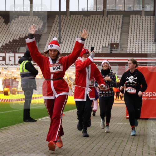 08.12.2024 - St. Pauli X-Mass-Run No. 14 Yannick Fuchs http://msf.ph/oto/7479510 08.12.2024 10:02:38 Ziel 187, 479, 604, 609, 1018, 1275, 2211, 2334, 2371, 2426, 2898, 3104, 3105 meine-sportfotos.de