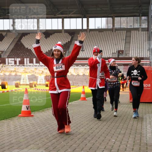 08.12.2024 - St. Pauli X-Mass-Run No. 14 Yannick Fuchs http://msf.ph/oto/7479524 08.12.2024 10:02:38 Ziel 187, 479, 604, 609, 1018, 1275, 2211, 2334, 2371, 2426, 2898, 3104, 3105 meine-sportfotos.de