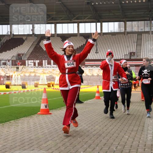 08.12.2024 - St. Pauli X-Mass-Run No. 14 Yannick Fuchs http://msf.ph/oto/7479530 08.12.2024 10:02:38 Ziel 187, 479, 604, 609, 1018, 1275, 2211, 2334, 2371, 2426, 2898, 3104, 3105 meine-sportfotos.de