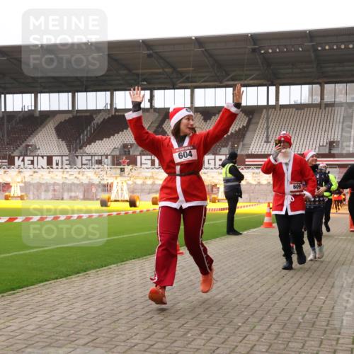 08.12.2024 - St. Pauli X-Mass-Run No. 14 Yannick Fuchs http://msf.ph/oto/7479539 08.12.2024 10:02:39 Ziel 187, 479, 604, 609, 1018, 1275, 2211, 2334, 2371, 2426, 2898, 3104, 3105 meine-sportfotos.de