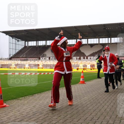 08.12.2024 - St. Pauli X-Mass-Run No. 14 Yannick Fuchs http://msf.ph/oto/7479566 08.12.2024 10:02:39 Ziel 187, 479, 604, 609, 1018, 1275, 2211, 2334, 2371, 2426, 2898, 3104, 3105 meine-sportfotos.de