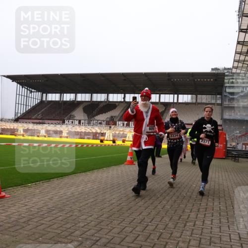 08.12.2024 - St. Pauli X-Mass-Run No. 14 Yannick Fuchs http://msf.ph/oto/7479592 08.12.2024 10:02:40 Ziel 187, 479, 604, 609, 1018, 1275, 2211, 2334, 2371, 2426, 2898, 3104, 3105 meine-sportfotos.de