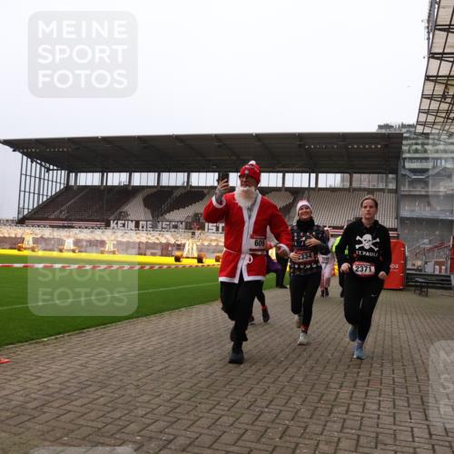 08.12.2024 - St. Pauli X-Mass-Run No. 14 Yannick Fuchs http://msf.ph/oto/7479597 08.12.2024 10:02:40 Ziel 187, 479, 604, 609, 1018, 1275, 2211, 2334, 2371, 2426, 2898, 3104, 3105 meine-sportfotos.de