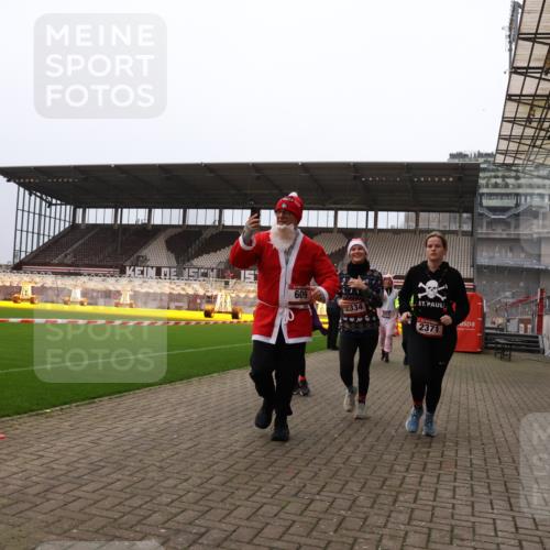 08.12.2024 - St. Pauli X-Mass-Run No. 14 Yannick Fuchs http://msf.ph/oto/7479600 08.12.2024 10:02:40 Ziel 187, 479, 604, 609, 1018, 1275, 2211, 2334, 2371, 2426, 2898, 3104, 3105 meine-sportfotos.de