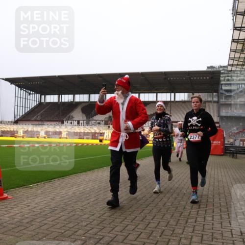 08.12.2024 - St. Pauli X-Mass-Run No. 14 Yannick Fuchs http://msf.ph/oto/7479610 08.12.2024 10:02:41 Ziel 187, 479, 604, 609, 1018, 1275, 2211, 2334, 2371, 2426, 2898, 3104, 3105 meine-sportfotos.de