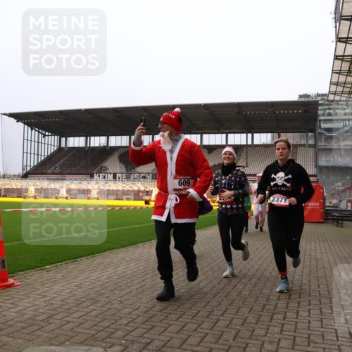 08.12.2024 - St. Pauli X-Mass-Run No. 14 Yannick Fuchs http://msf.ph/oto/7479613 08.12.2024 10:02:41 Ziel 187, 479, 604, 609, 1018, 1275, 2211, 2334, 2371, 2426, 2898, 3104, 3105 meine-sportfotos.de