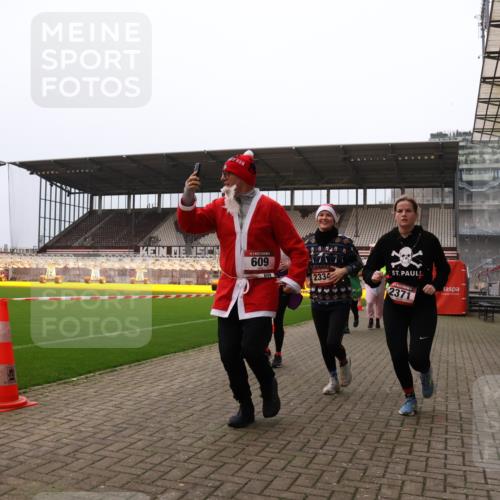 08.12.2024 - St. Pauli X-Mass-Run No. 14 Yannick Fuchs http://msf.ph/oto/7479617 08.12.2024 10:02:41 Ziel 187, 479, 604, 609, 1018, 1275, 2211, 2334, 2371, 2426, 2898, 3104, 3105 meine-sportfotos.de