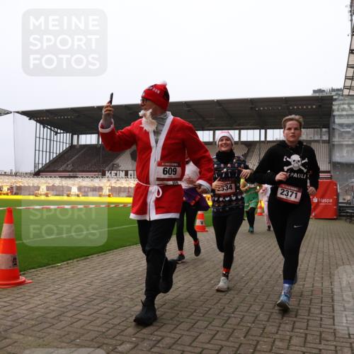 08.12.2024 - St. Pauli X-Mass-Run No. 14 Yannick Fuchs http://msf.ph/oto/7479620 08.12.2024 10:02:41 Ziel 187, 479, 604, 609, 1018, 1275, 2211, 2334, 2371, 2426, 2898, 3104, 3105 meine-sportfotos.de