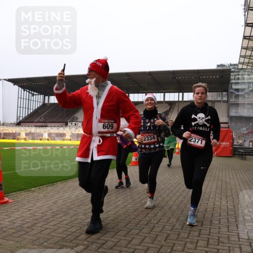 08.12.2024 - St. Pauli X-Mass-Run No. 14 Yannick Fuchs http://msf.ph/oto/7479622 08.12.2024 10:02:41 Ziel 187, 479, 604, 609, 1018, 1275, 2211, 2334, 2371, 2426, 2898, 3104, 3105 meine-sportfotos.de