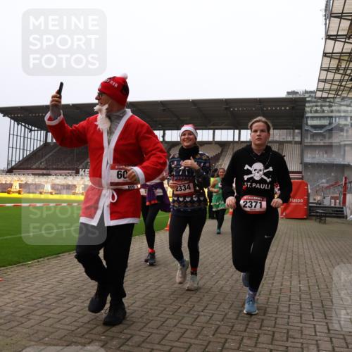 08.12.2024 - St. Pauli X-Mass-Run No. 14 Yannick Fuchs http://msf.ph/oto/7479625 08.12.2024 10:02:41 Ziel 187, 479, 604, 609, 1018, 1275, 2211, 2334, 2371, 2426, 2898, 3104, 3105 meine-sportfotos.de