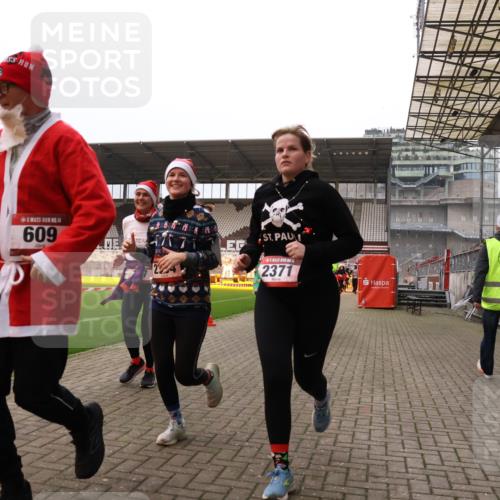 08.12.2024 - St. Pauli X-Mass-Run No. 14 Yannick Fuchs http://msf.ph/oto/7479633 08.12.2024 10:02:41 Ziel 187, 479, 604, 609, 1018, 1275, 2211, 2334, 2371, 2426, 2898, 3104, 3105 meine-sportfotos.de