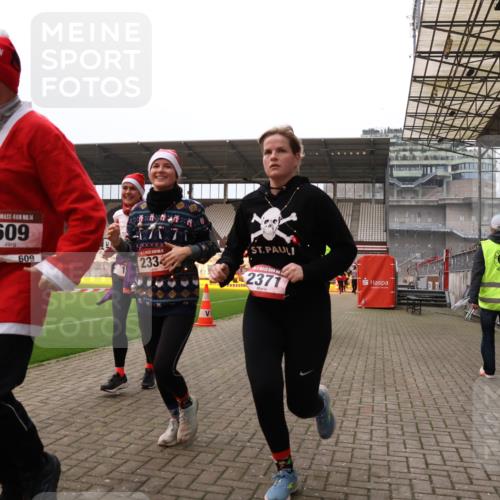 08.12.2024 - St. Pauli X-Mass-Run No. 14 Yannick Fuchs http://msf.ph/oto/7479637 08.12.2024 10:02:41 Ziel 187, 479, 604, 609, 1018, 1275, 2211, 2334, 2371, 2426, 2898, 3104, 3105 meine-sportfotos.de