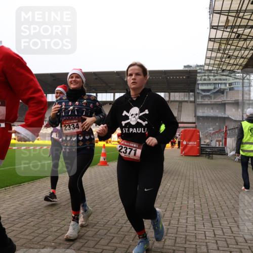 08.12.2024 - St. Pauli X-Mass-Run No. 14 Yannick Fuchs http://msf.ph/oto/7479640 08.12.2024 10:02:42 Ziel 187, 479, 604, 609, 1018, 1275, 2211, 2334, 2371, 2426, 2898, 3104, 3105 meine-sportfotos.de