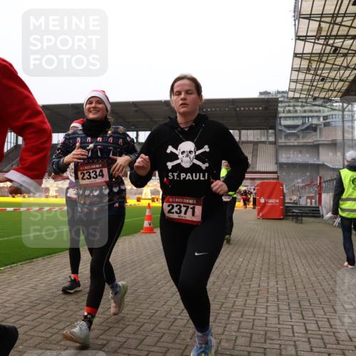 08.12.2024 - St. Pauli X-Mass-Run No. 14 Yannick Fuchs http://msf.ph/oto/7479643 08.12.2024 10:02:42 Ziel 187, 479, 604, 609, 1018, 1275, 2211, 2334, 2371, 2426, 2898, 3104, 3105 meine-sportfotos.de