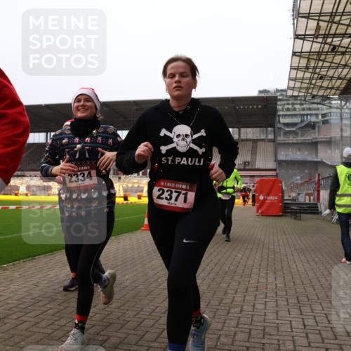 08.12.2024 - St. Pauli X-Mass-Run No. 14 Yannick Fuchs http://msf.ph/oto/7479645 08.12.2024 10:02:42 Ziel 187, 479, 604, 609, 1018, 1275, 2211, 2334, 2371, 2426, 2898, 3104, 3105 meine-sportfotos.de