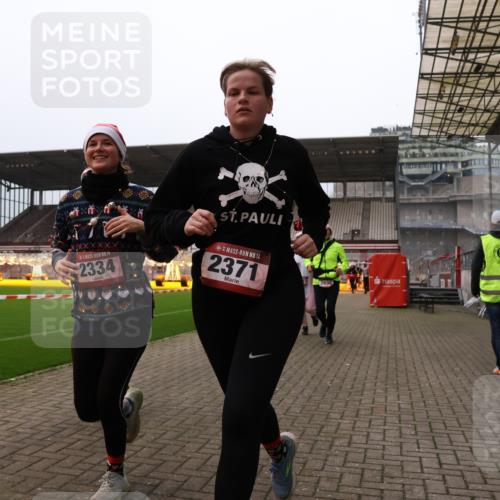 08.12.2024 - St. Pauli X-Mass-Run No. 14 Yannick Fuchs http://msf.ph/oto/7479649 08.12.2024 10:02:42 Ziel 187, 479, 604, 609, 1018, 1275, 2211, 2334, 2371, 2426, 2898, 3104, 3105 meine-sportfotos.de
