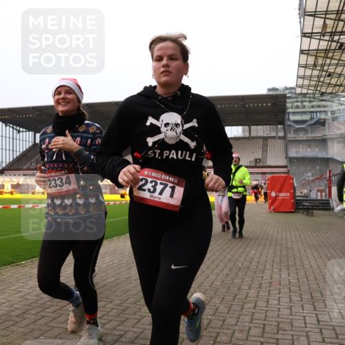 08.12.2024 - St. Pauli X-Mass-Run No. 14 Yannick Fuchs http://msf.ph/oto/7479652 08.12.2024 10:02:42 Ziel 187, 479, 604, 609, 1018, 1275, 2211, 2334, 2371, 2426, 2898, 3104, 3105 meine-sportfotos.de