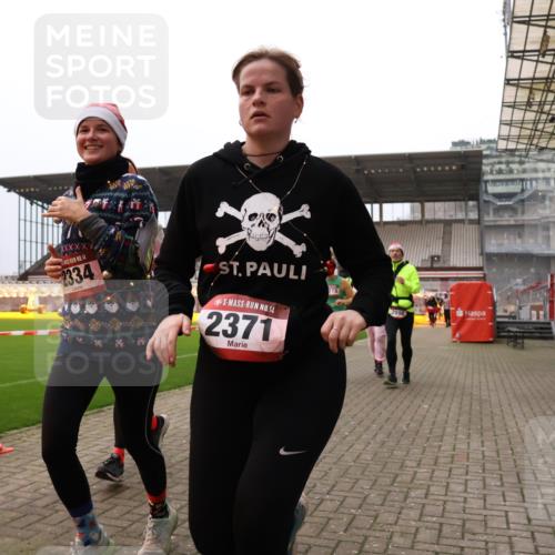08.12.2024 - St. Pauli X-Mass-Run No. 14 Yannick Fuchs http://msf.ph/oto/7479656 08.12.2024 10:02:42 Ziel 187, 479, 604, 609, 1018, 1275, 2211, 2334, 2371, 2426, 2898, 3104, 3105 meine-sportfotos.de