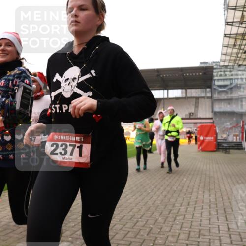 08.12.2024 - St. Pauli X-Mass-Run No. 14 Yannick Fuchs http://msf.ph/oto/7479661 08.12.2024 10:02:42 Ziel 187, 479, 604, 609, 1018, 1275, 2211, 2334, 2371, 2426, 2898, 3104, 3105 meine-sportfotos.de