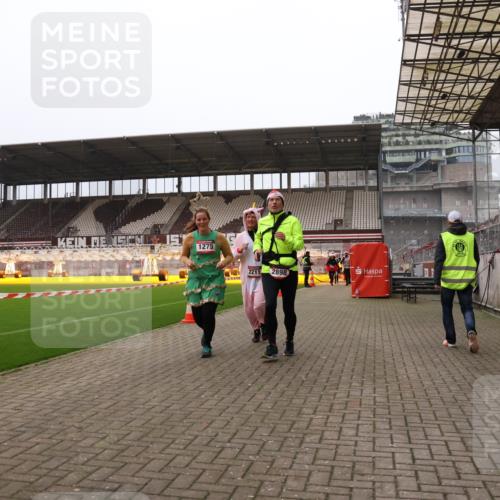 08.12.2024 - St. Pauli X-Mass-Run No. 14 Yannick Fuchs http://msf.ph/oto/7479675 08.12.2024 10:02:43 Ziel 187, 345, 349, 479, 604, 609, 1018, 1275, 2211, 2334, 2371, 2426, 2898, 3104, 3105 meine-sportfotos.de