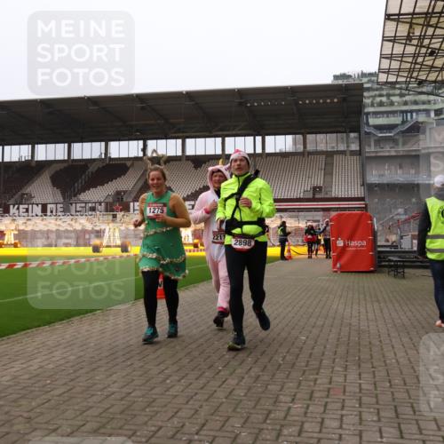 08.12.2024 - St. Pauli X-Mass-Run No. 14 Yannick Fuchs http://msf.ph/oto/7479682 08.12.2024 10:02:43 Ziel 187, 345, 349, 479, 604, 609, 1018, 1275, 2211, 2334, 2371, 2426, 2898, 3104, 3105 meine-sportfotos.de