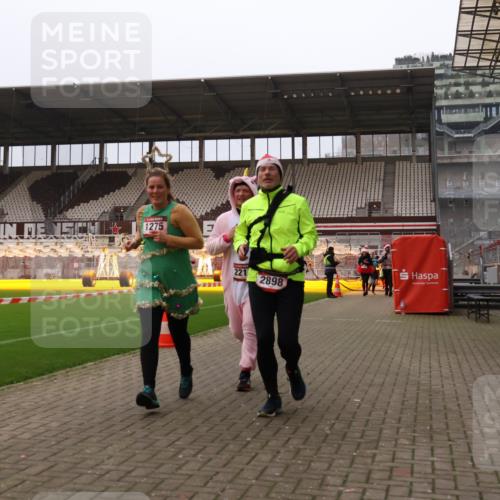 08.12.2024 - St. Pauli X-Mass-Run No. 14 Yannick Fuchs http://msf.ph/oto/7479685 08.12.2024 10:02:43 Ziel 187, 345, 349, 479, 604, 609, 1018, 1275, 2211, 2334, 2371, 2426, 2898, 3104, 3105 meine-sportfotos.de