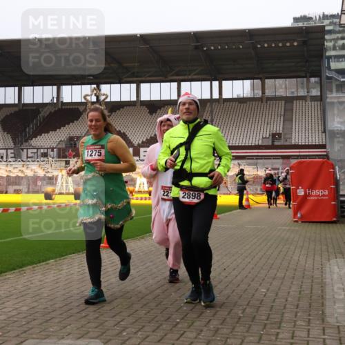 08.12.2024 - St. Pauli X-Mass-Run No. 14 Yannick Fuchs http://msf.ph/oto/7479688 08.12.2024 10:02:43 Ziel 187, 345, 349, 479, 604, 609, 1018, 1275, 2211, 2334, 2371, 2426, 2898, 3104, 3105 meine-sportfotos.de