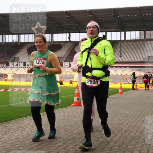 08.12.2024 - St. Pauli X-Mass-Run No. 14 Yannick Fuchs http://msf.ph/oto/7479701 08.12.2024 10:02:43 Ziel 187, 345, 349, 479, 604, 609, 1018, 1275, 2211, 2334, 2371, 2426, 2898, 3104, 3105 meine-sportfotos.de